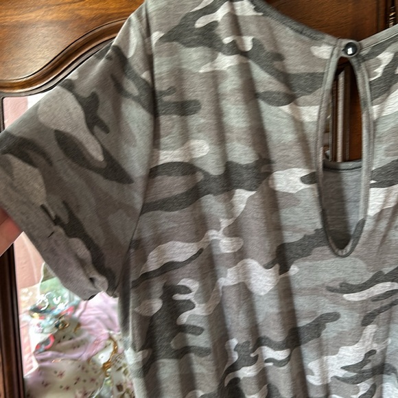 Camo jumper with 2 side pockets, key hole on back, rolled sleeves. NWOT. SS - Picture 5 of 8